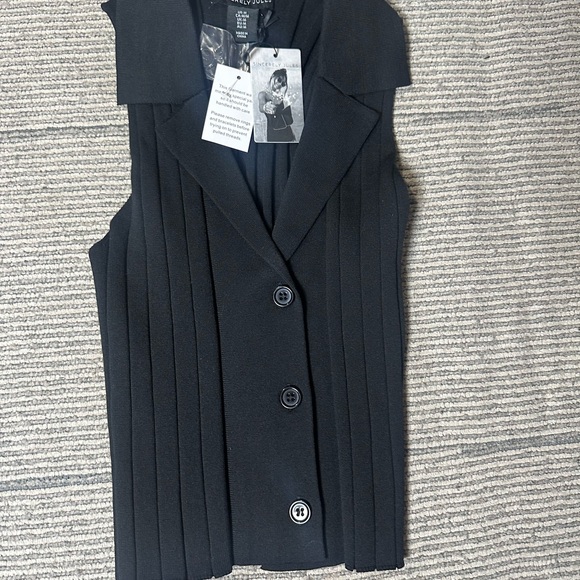 SOLD Sincerely Jules Black Pleated Mini Set - Picture 5 of 6